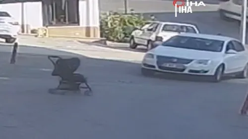 Un bébé dans une poussette hors de contrôle dévale une route (Vidéo)